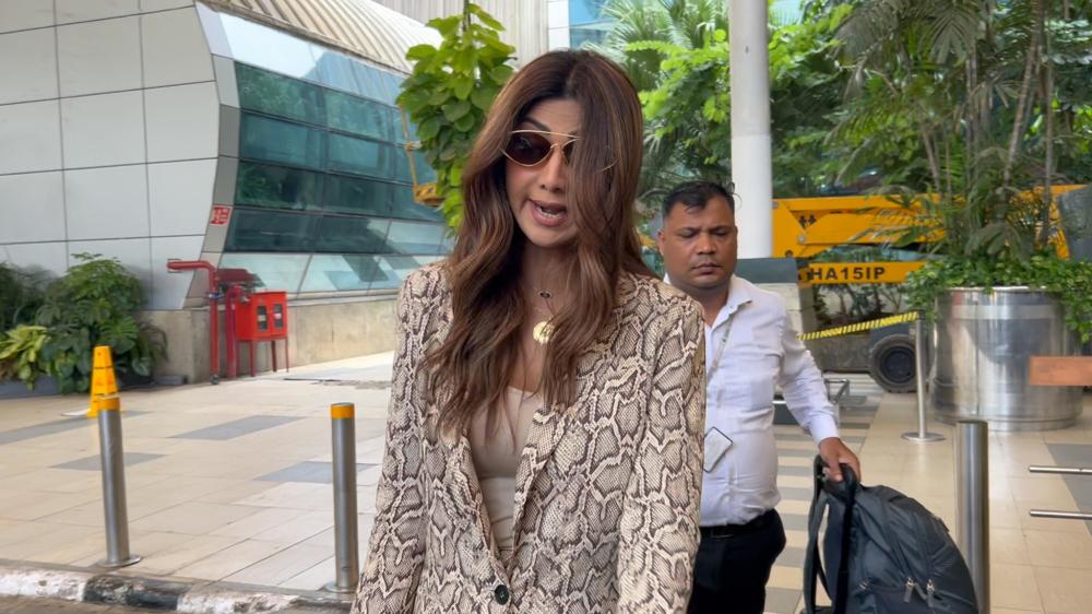 shilpa-shetty-was-spotted-at-t1-airport-arrival-looking-chic-and-graceful-as-always